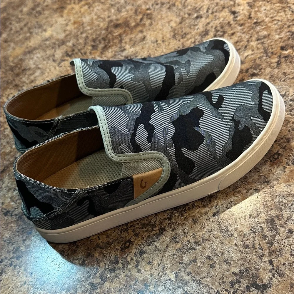 OLUKAI BLACK AND SILVER Camouflage Slip-On Shoes CAMO WOMENS 7.5